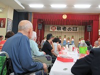 敬老会でフラダンス